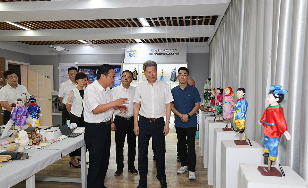 潘國華在高坪區看望慰問教師代表